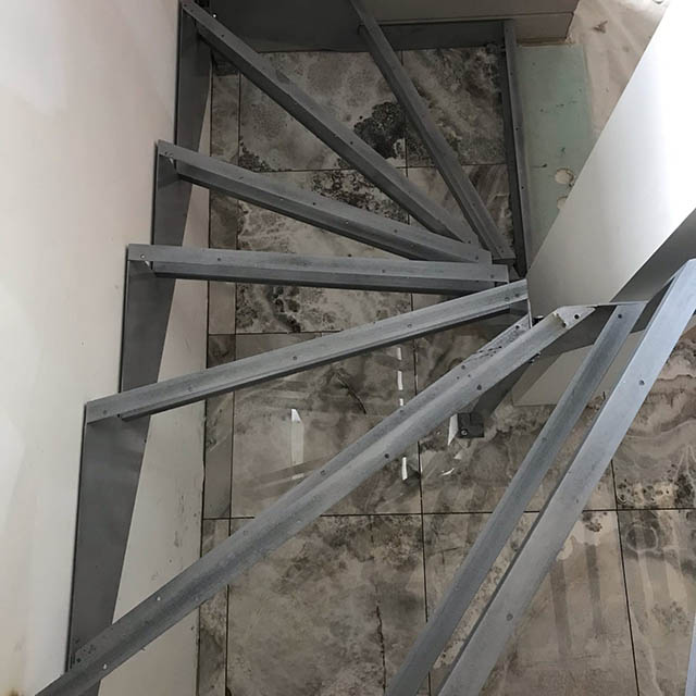 черновой металлокаркас с забежными ступенями между стен